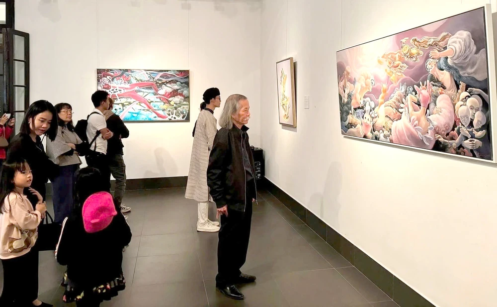 Khách tham quan tại triển lãm những tác xuất sắc nhất cuộc thi UOB Painting of the Year năm thứ hai diễn ra tại TPHCM H6B.jpg