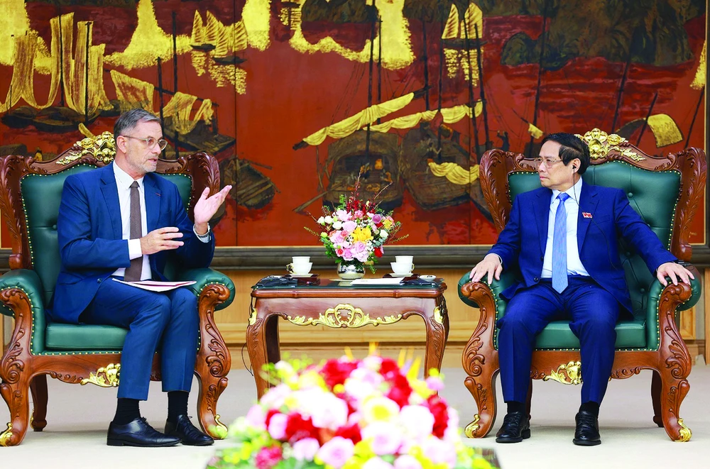 Thủ tướng Phạm Minh Chính tiếp Đại sứ Cộng hòa Pháp tại Việt Nam Olivier Brochet. Ảnh: TTXVN O1g.jpg