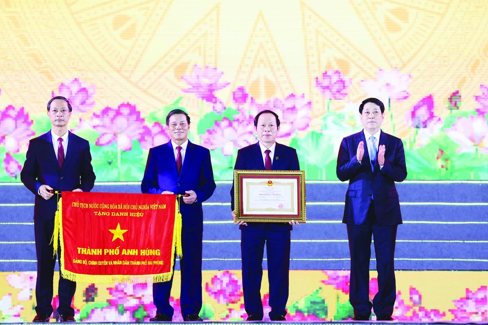 Chủ tịch nước Lương Cường trao danh hiệu “Thành phố Anh hùng” tặng Đảng bộ, chính quyền và nhân dân TP Hải Phòng O1n.jpg