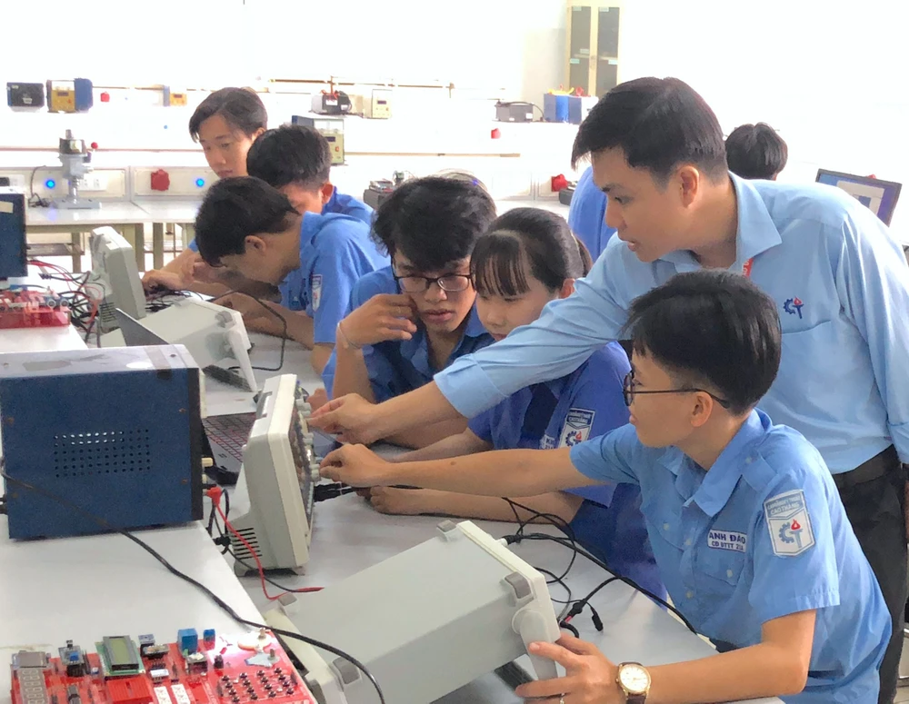 Thầy và trò khoa Điện - Điện tử, Trường Cao đẳng Kỹ thuật Cao Thắng (TPHCM) trong giờ thực hành O4b.jpg