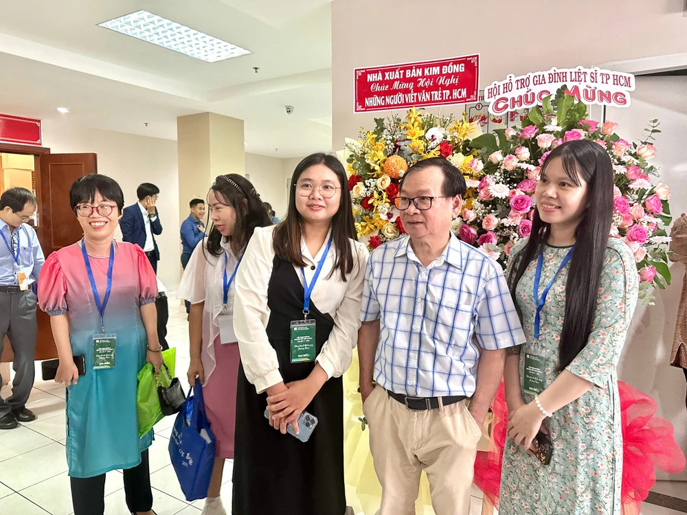 Nhà văn Nguyễn Nhật Ánh cùng cây bút trẻ của TPHCM tại Hội nghị những người viết trẻ TPHCM lần thứ 5 O6a.jpg
