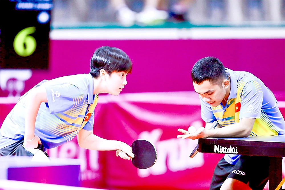 Hai tay vợt Đinh Anh Hoàng và Trần Mai Ngọc thi đấu trận chung kết đôi nam nữ tại SEA Games 32. Ảnh: DŨNG PHƯƠNG O6b.jpg