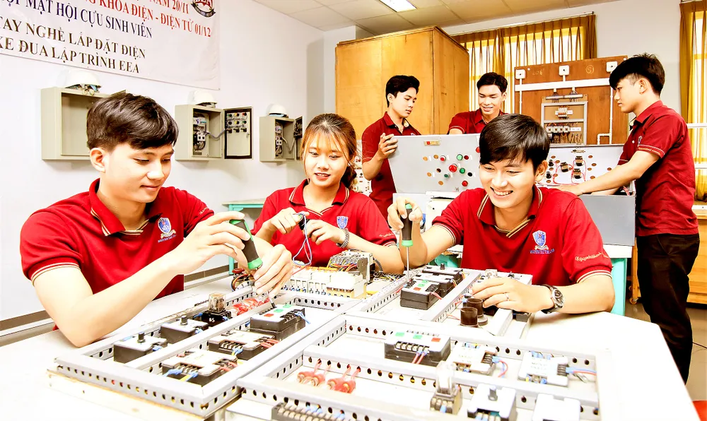 Sinh viên ngành Điện - Điện tử Trường Đại học Nguyễn Tất Thành trong giờ học thực hành P1a.jpg