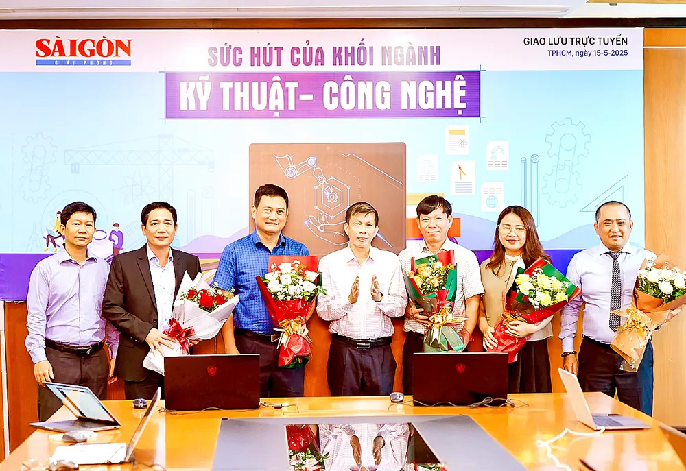 Nhà báo Nguyễn Khắc Văn, Phó Tổng Biên tập phụ trách Báo SGGP (đứng giữa) tặng hoa các khách mời tham gia buổi giao lưu trực tuyến, ngày 15-5. Ảnh: HOÀNG HÙNG P1b.jpg