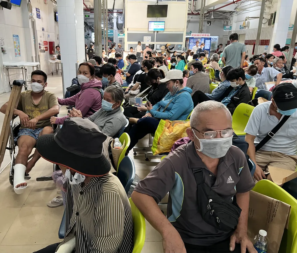 Người dân chờ khám chữa bệnh bảo hiểm y tế tại Bệnh viện Chấn thương Chỉnh hình. Ảnh: THÀNH AN chu de 1.jpg