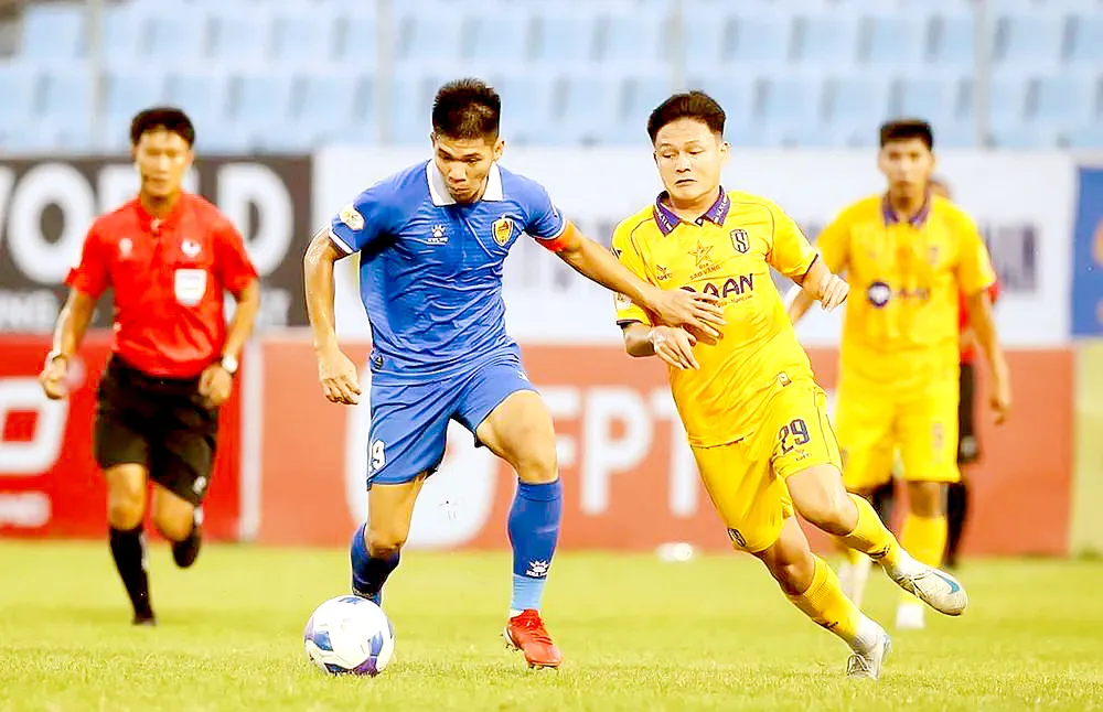 Trận đấu giữa Quảng Nam (trái) và SLNA ở V-League 2024-2025. Ảnh: P.MINH T6a.jpg