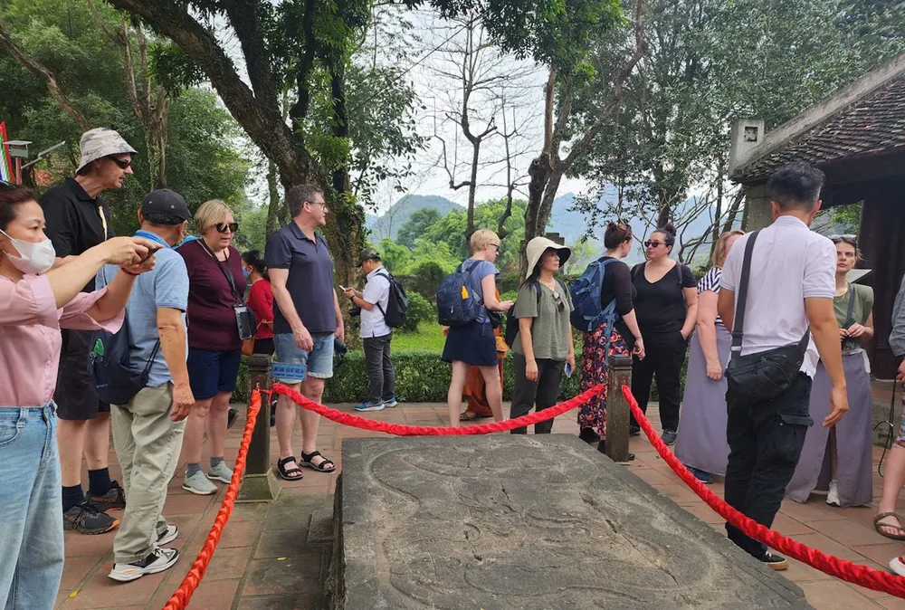 “Long sàng”, bảo vật quốc gia tại cố đô Hoa Lư (Ninh Bình) chỉ có một biển ghi danh nhỏ và dải ngăn cách đỏ đơn sơ. Ảnh: MAI AN !1a.jpg