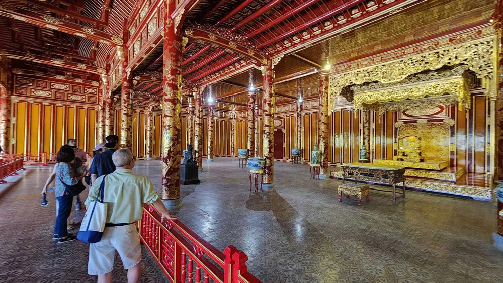 Bảo vật "Ngai vua triều Nguyễn" trưng bày ở điện Thái Hòa được đánh giá là bảo vệ sơ sài. Ảnh chụp trước ngày 24-5. Ảnh: VĂN THẮNG !6a.jpg