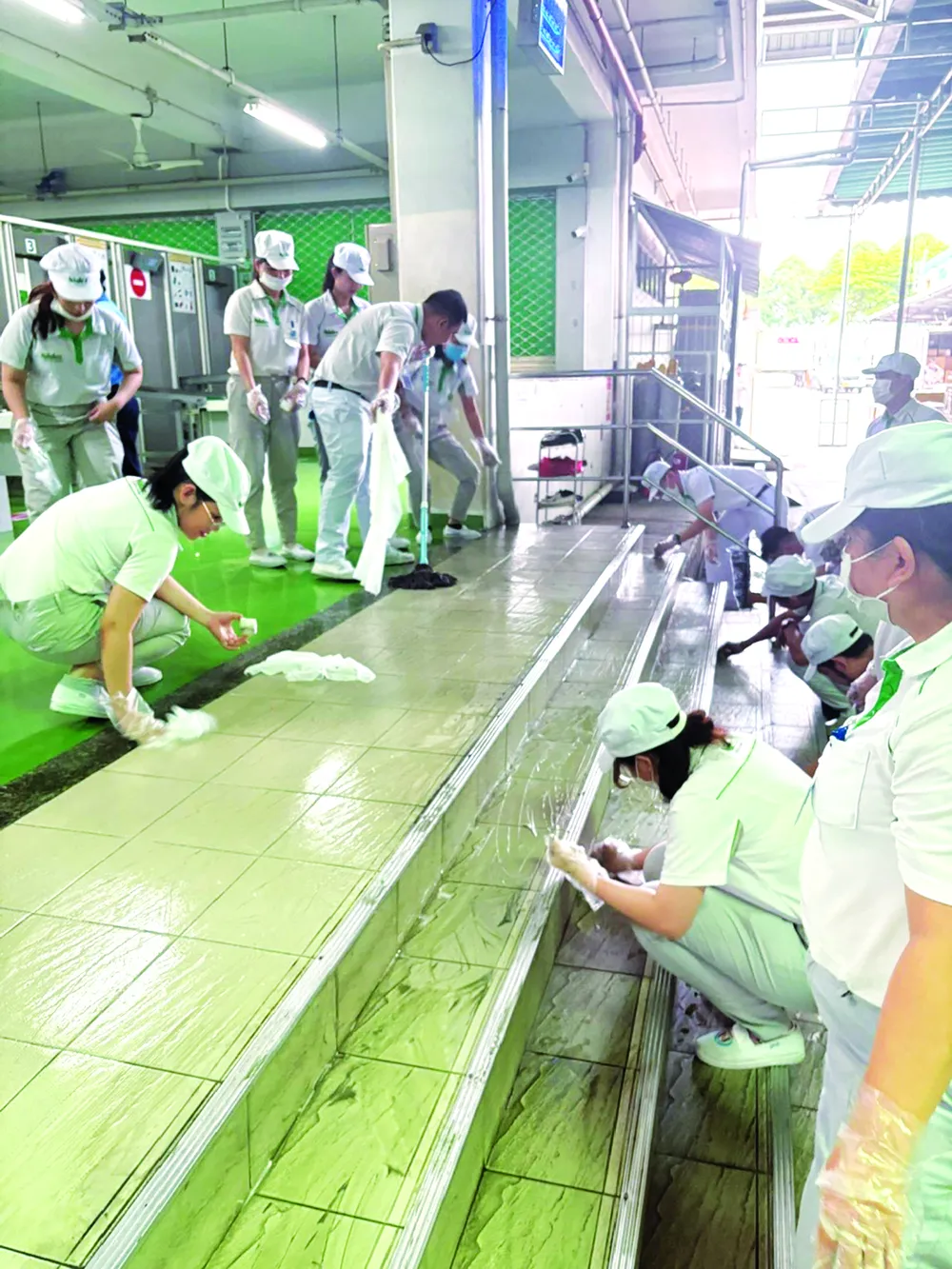 Công nhân Công ty TNHH Nidec Việt Nam (Khu công nghệ cao TPHCM) vệ sinh sàn làm việc để tạo sự an toàn trong lao động %1g.jpg