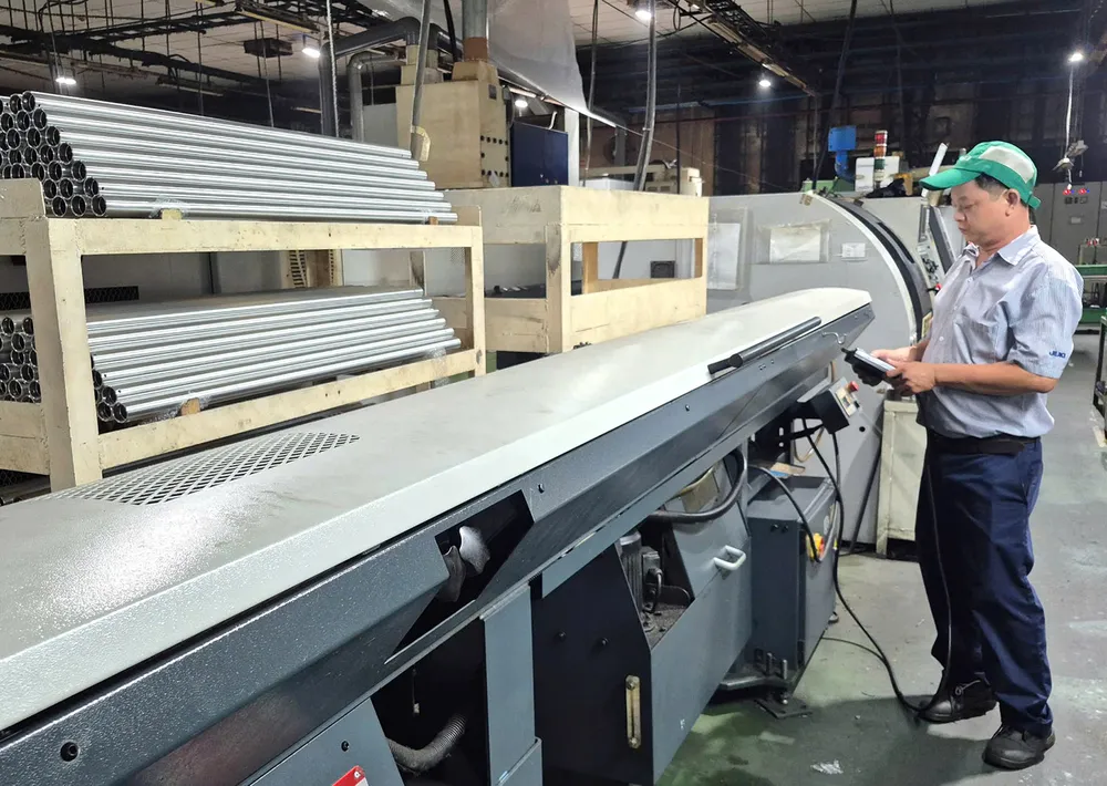Công nhân Công ty TNHH Juki Việt Nam (KCX Tân Thuận, quận 7, TPHCM) kiểm tra máy móc, thiết bị trước khi vận hành %3a.jpg