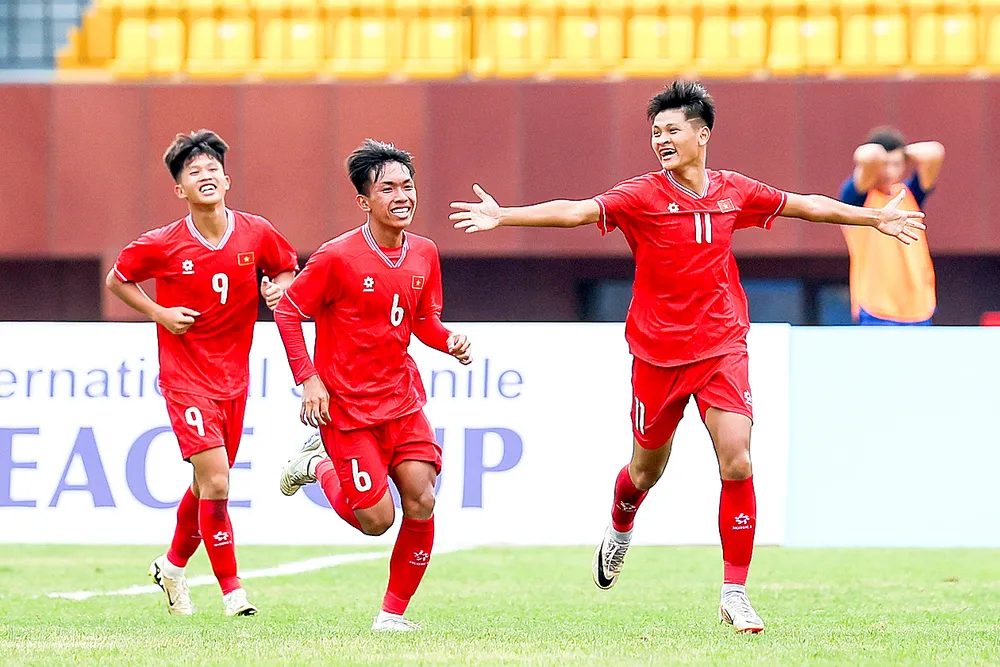 Các cầu thủ trẻ Việt Nam luôn cần những giải đấu trong nước và quốc tế để tích lũy kinh nghiệm. Ảnh: P.MINH %6b.jpg