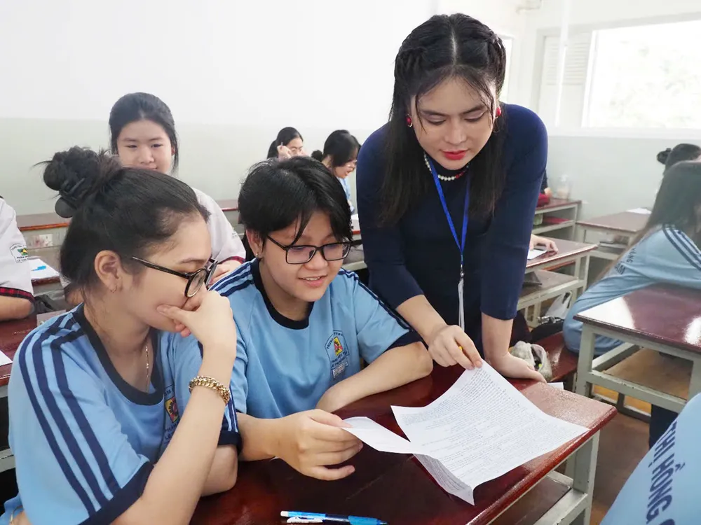 Học sinh lớp 12, Trường THPT Lê Thị Hồng Gấm (quận 3, TPHCM) trong giờ ôn tập vào ngày 3-6 D4c.jpg
