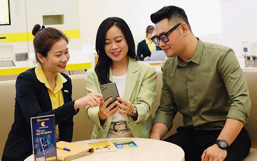 Khách hàng xác thực sinh trắc học tại Ngân hàng Nam Á TPHCM. Ảnh: Minh Huy D5b.jpg