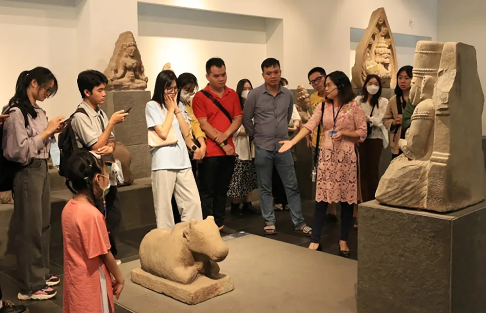 Khách tham quan Bảo tàng Lịch sử TPHCM. Ảnh: HỒNG ĐÀO D6a.jpg