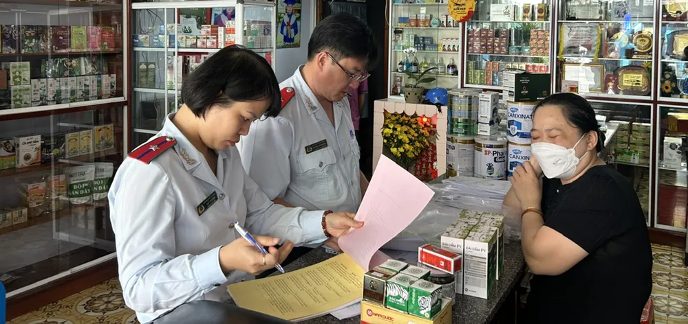 Thanh tra Sở Y tế Lâm Đồng xử phạt một cơ sở kinh doanh thuốc vi phạm. Ảnh: ĐOÀN KIÊN D1g.jpg