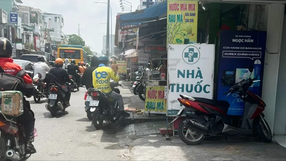 Vỉa hè đường Xô Viết Nghệ Tĩnh (quận Bình Thạnh) đã bị chiếm dụng làm nơi buôn bán, kinh doanh, không còn lối cho người đi bộ D4b.jpg