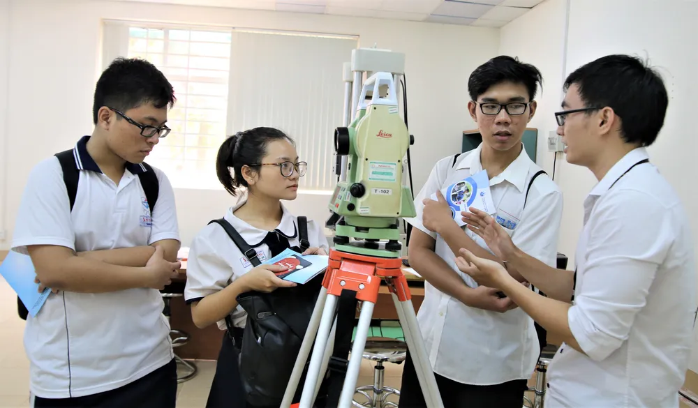 Học sinh tìm hiểu ngành nghề đào tạo tại Trường Đại học Quốc tế (Đại học Quốc gia TPHCM) F4b.jpg