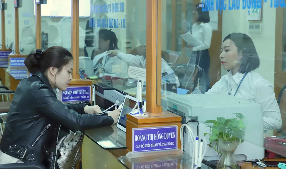 Giải quyết thủ tục hành chính tại UBND quận Hoàn Kiếm, TP Hà Nội. Ảnh: QUANG PHÚC F5a.jpg