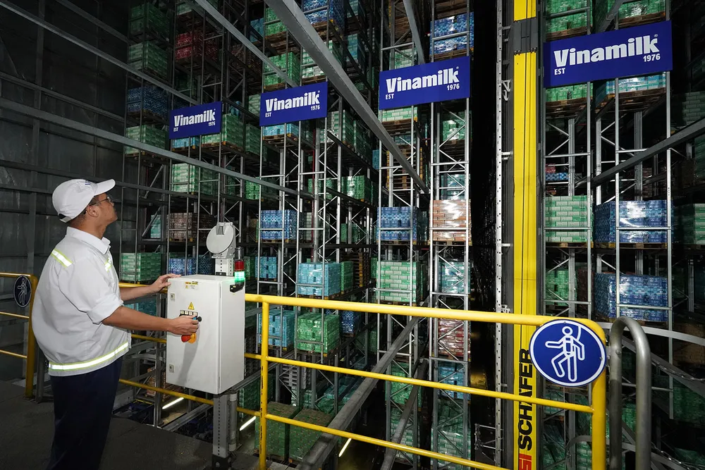 Nhân viên kiểm soát sản lượng tại Nhà máy sữa Vinamilk tại huyện Bến Cát, tỉnh Bình Dương. Ảnh: Hoàng Hùng F5b.jpg