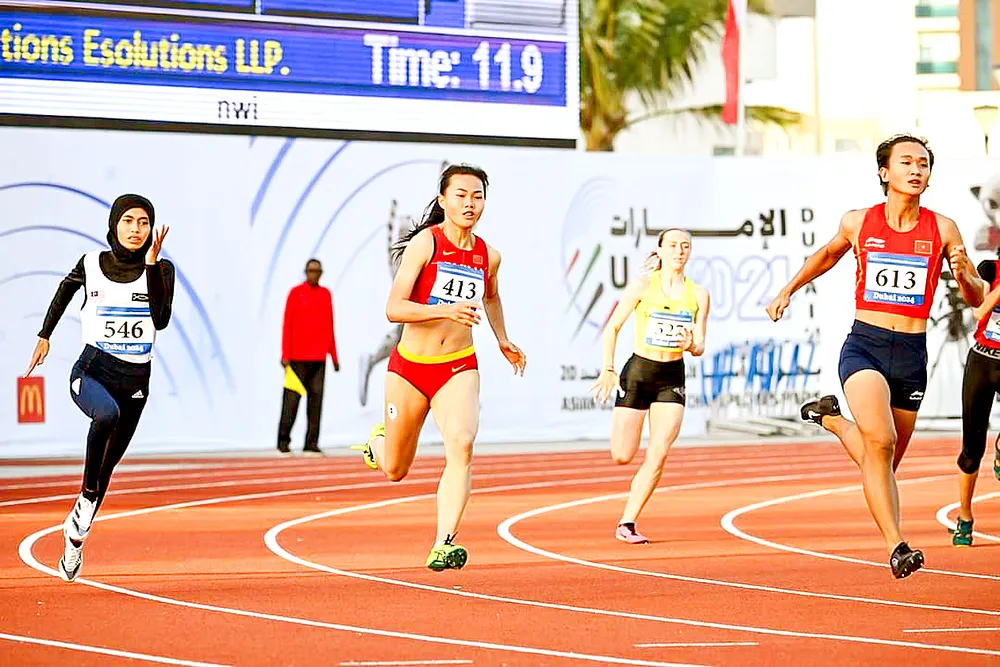 VĐV Trần Thị Nhi Yến (bìa phải) thi đấu và giành HCB tại Giải vô địch trẻ châu Á 2024. Ảnh: P.MINH F6b.jpg