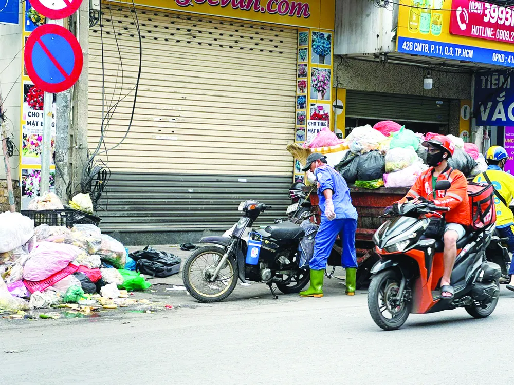 Đơn vị thu gom rác thải sinh hoạt tại phường 11, quận 3, TPHCM. Ảnh: Thanh Hiền J1d.jpg