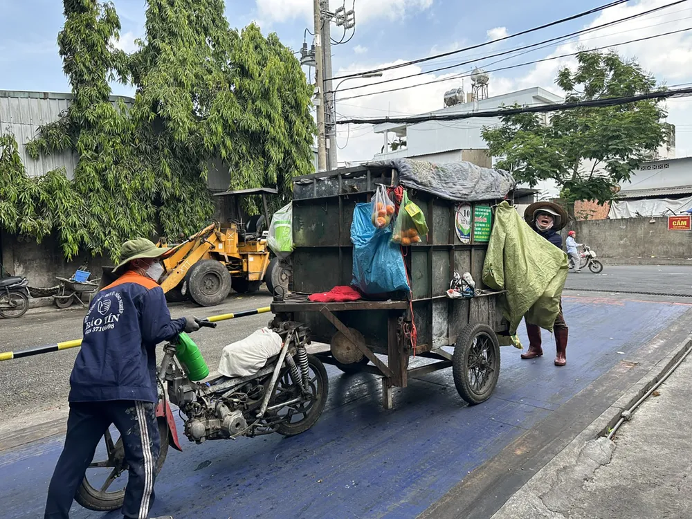 Thu gom rác thải sinh hoạt tại một điểm trung chuyển rác ở TPHCM J5a.jpg