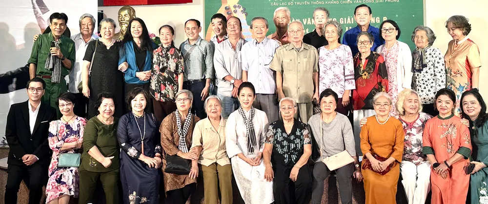 Các nghệ sĩ là thành viên của Đoàn Văn công Giải phóng R trong buổi ra mắt ấn phẩm Đoàn Văn công Giải phóng R - Một dấu ấn lịch sử J6a.jpg