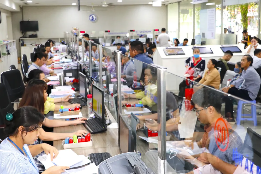 Công chức UBND quận 12, TPHCM giải quyết hồ sơ thủ tục hành chính cho người dân. Ảnh: NGÔ BÌNH L3a.jpg