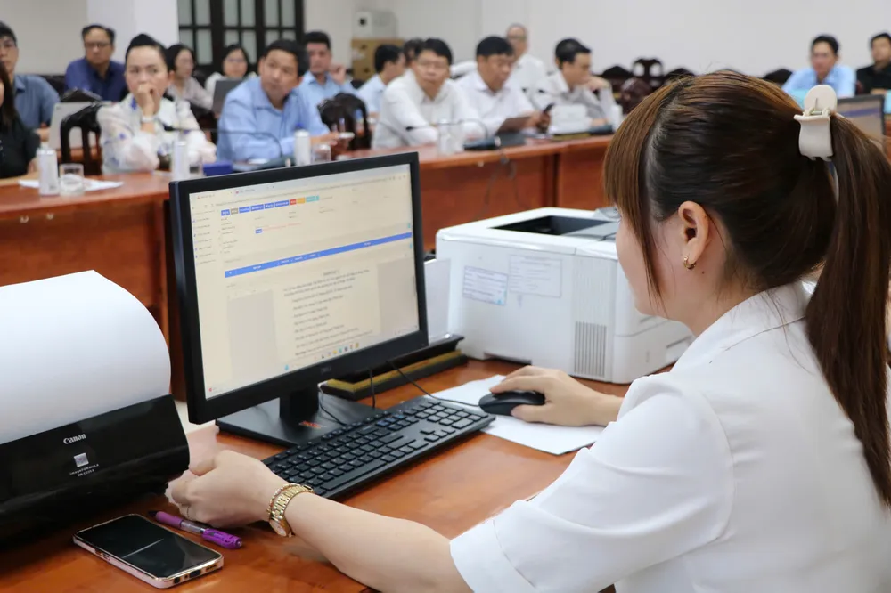 Cán bộ, công chức các phường ở quận Tân Bình vận hành thử nghiệm các kịch bản giả định, sáng 11-6. Ảnh: CẨM NƯƠNG L4a.jpg