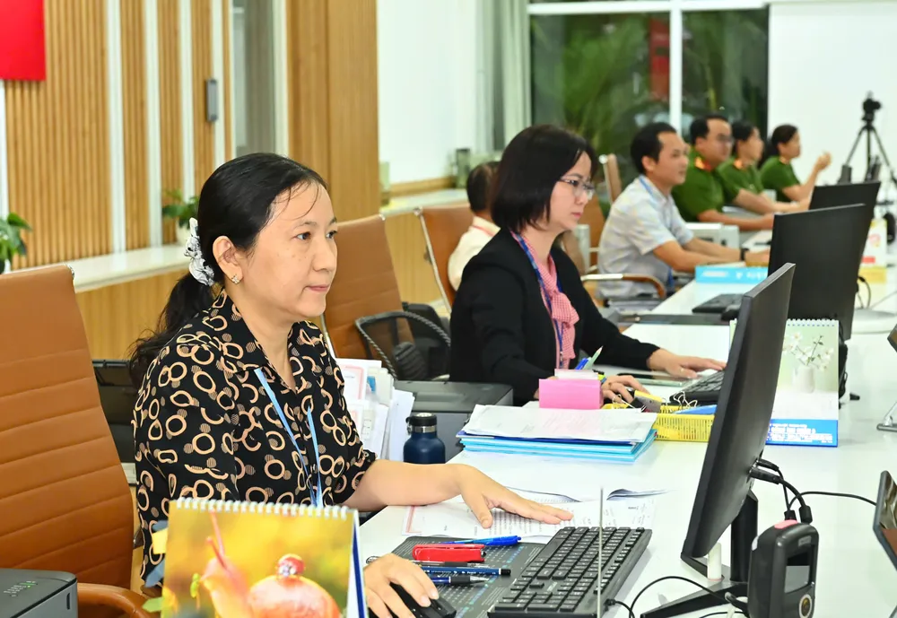 Cán bộ, công chức làm việc tại bộ phận tiếp nhận và trả kết quả của UBND quận 6. Ảnh: VIỆT DŨNG L4b.jpg