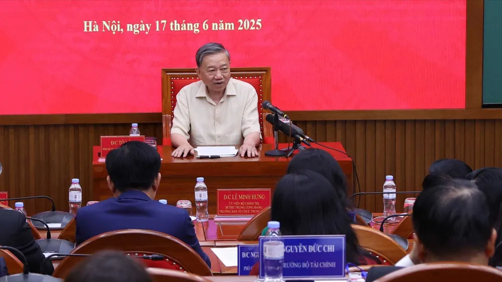 Tổng Bí thư Tô Lâm trao đổi với Lớp bồi dưỡng cán bộ quy hoạch Ủy viên Trung ương Đảng khóa XIV (lớp thứ 4). Ảnh: TTXVN R1g.jpg