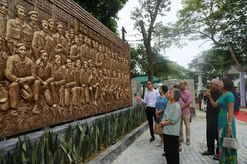 Khách tham quan phù điêu với 48 chân dung các thành viên Ban Giám hiệu, giảng viên và học viên của trường R3a.jpg