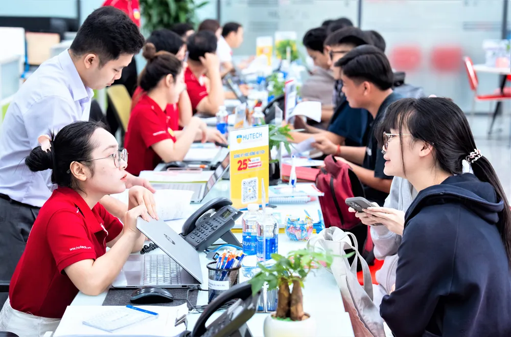 Thí sinh tìm hiểu thông tin đăng ký xét tuyển tại Trường ĐH Công nghệ TPHCM R4c.jpg