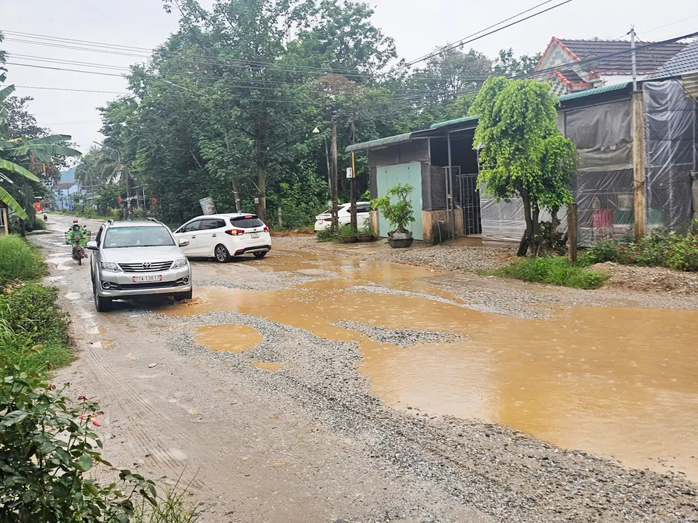 ផ្លូវខេត្តលេខ 629 ក្នុងស្រុក Hoai An (ខេត្ត Binh Dinh) បានរងការខូចខាតយ៉ាងធ្ងន់ធ្ងរ ដោយសារតែរថយន្តដឹកទំនិញលើសទម្ងន់ផ្ទុកសម្ភារៈសំណង់ផ្លូវហាយវេ។ R5b.jpg
