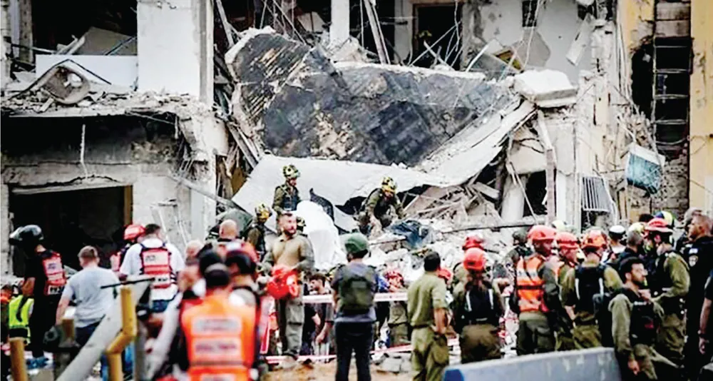 Một tòa nhà ở Tel Aviv, Israel, trúng tên lửa của Iran. Ảnh: Times of Israel xung dot.jpg