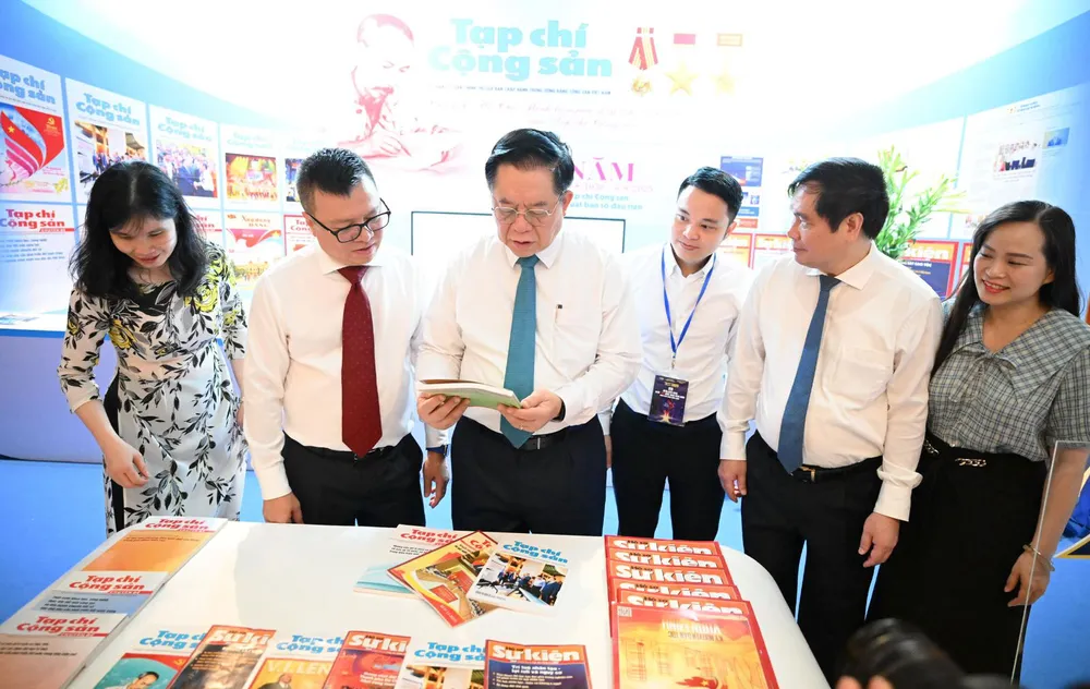 Các đồng chí lãnh đạo Ban Tuyên giáo - Dân vận Trung ương, Hội Nhà báo Việt Nam tham quan gian trưng bày Tạp chí Cộng sản tại Hội Báo toàn quốc năm 2025. Ảnh: Đỗ Trung T3d.jpg