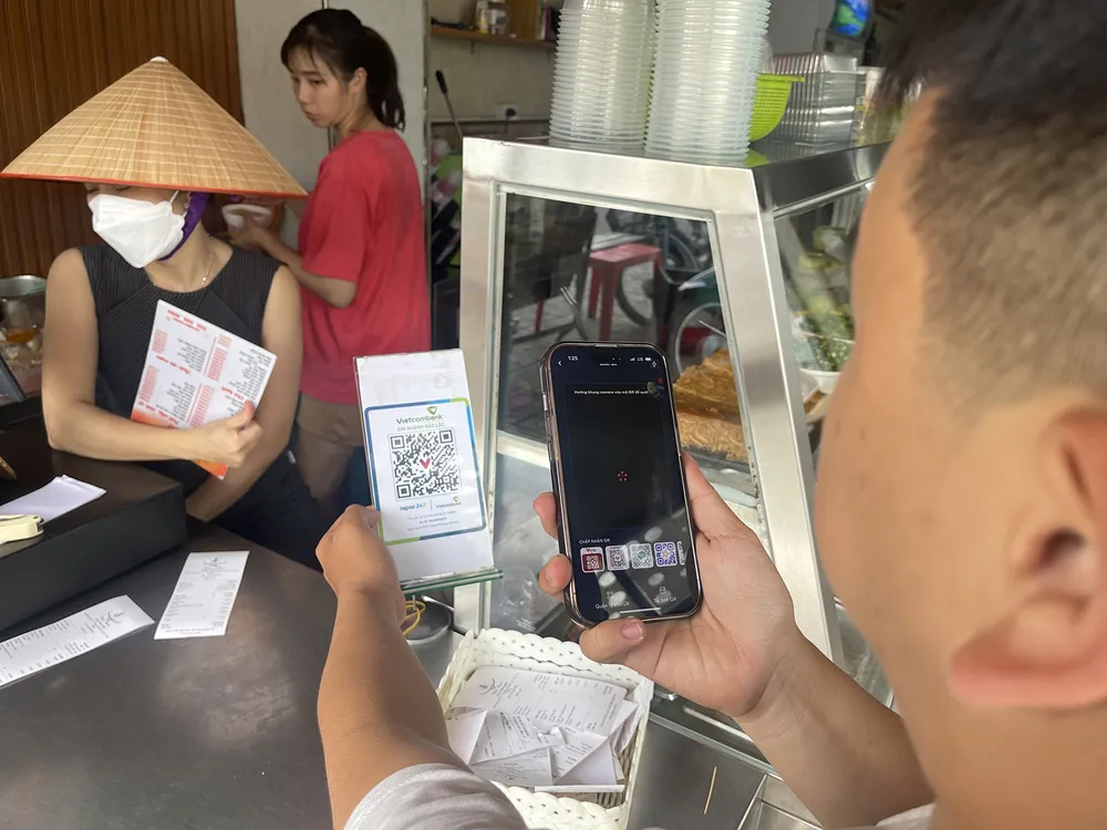 Thanh toán giao dịch bằng mã QR tại cửa hàng ăn uống ở quận 3, TPHCM. Ảnh: Hoàng Hùng T5b.jpg