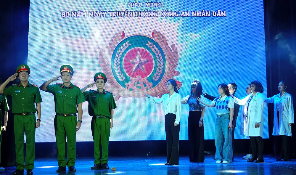 Une scène de la pièce Another War du Hong Van Theater participant au 5e Festival national des arts du théâtre professionnel T6a.jpg