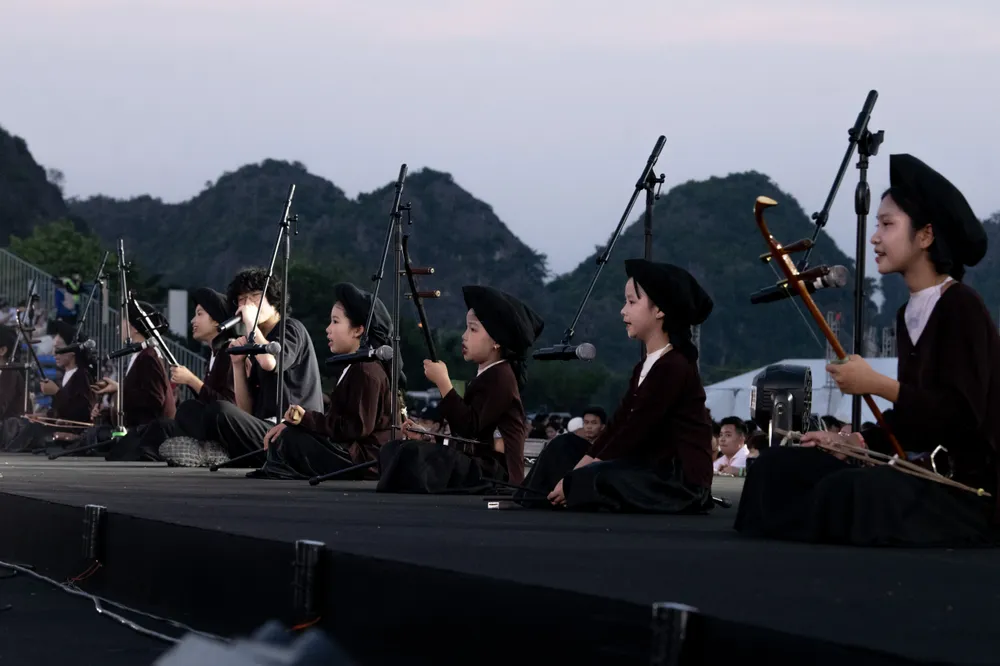 Le club de chant Ha Thi Cau Xam (commune de Yen Phong, district de Yen Mo, Ninh Binh) se produit au festival de musique Forestival 2025 X6a.jpg
