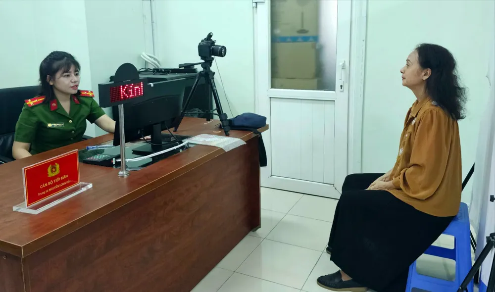 Người dân làm Căn cước công dân tại trụ sở Phòng Cảnh sát Quản lý hành chính về trật tự xã hội, Công an TPHCM. Ảnh: Thu Hoài X4a.jpg