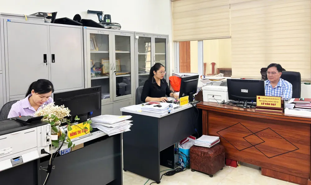 Cán bộ Phòng Nội vụ huyện Bảo Lạc sẵn sàng tâm thế khi chính quyền 2 cấp chính thức đi vào hoạt động cb2.jpg