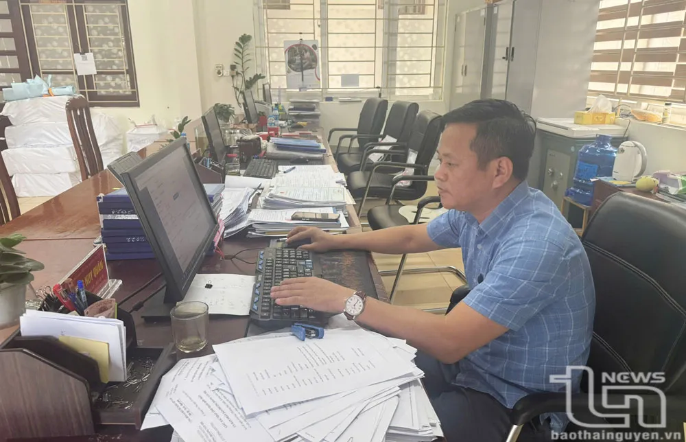 Cán bộ, công chức ở cơ sở đã chủ động tìm hiểu để sớm cập nhật, tiếp cận với phần mềm quản lý văn bản của các xã, phường mới sau sáp nhập. chinh-quyen-hai-cap-2_20250624084453.jpg
