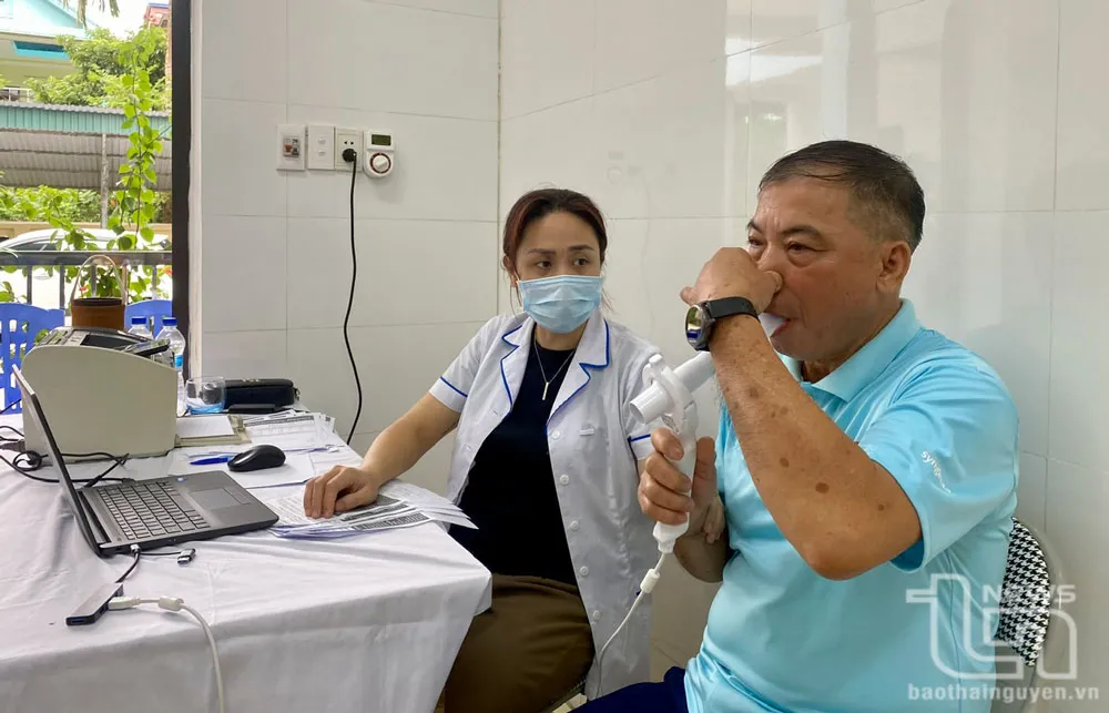 Nhiều bệnh viện tuyến trên thường tổ chức khám sức khỏe miễn phí cho bà con tại Trạm Y tế tuyến xã. Trong ảnh: Trung tâm Hô hấp Bệnh viện Bạch Mai khám miễn phí bệnh phổi tắc nghẽn mạn tính và hen phế quản tại Trạm Y tế phường Hương Sơn. tram_y_te_huong_son_20250625090355.jpg