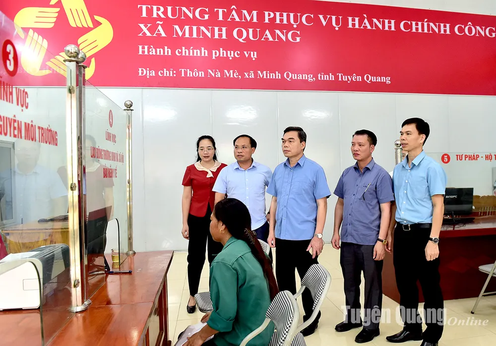Đồng chí Phó Bí thư Tỉnh ủy Ma Thế Hồng kiểm tra hoạt động Trung tâm phục vụ hành chính công xã Minh Quang tuyen 3.jpg
