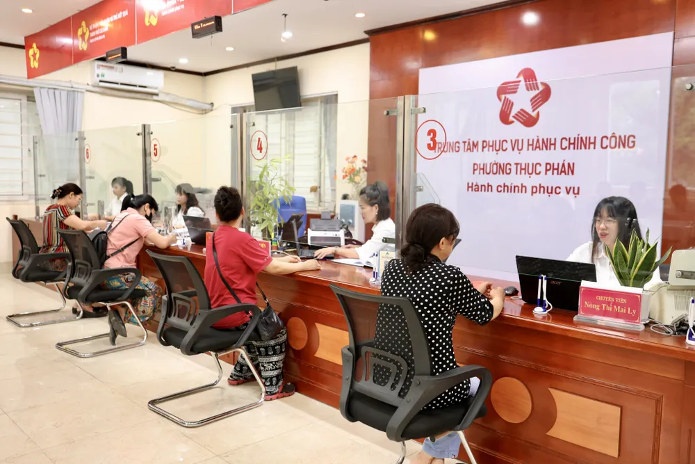 Người dân đến giải quyết hồ sơ, thủ tục hành chính tại Trung tâm Phục vụ Hành chính công phường Thục Phán Người dân đến giải quyết hồ sơ, thủ tục hành chính tại Trung tâm Phục vụ Hành chính công phường Thục Phán