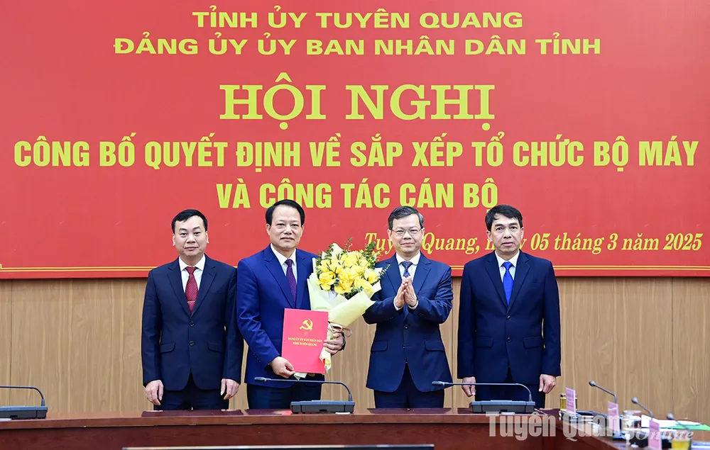 Đồng chí Nguyễn Văn Sơn, Phó Bí thư Tỉnh ủy, Bí thư Đảng ủy UBND tỉnh, Chủ tịch UBND tỉnh trao Quyết định của Ban Thường vụ Đảng ủy UBND tỉnh cho Đảng bộ Sở Tài chính Đồng chí Nguyễn Văn Sơn, Phó Bí thư Tỉnh ủy, Bí thư Đảng ủy UBND tỉnh, Chủ tịch UBND tỉnh trao Quyết định của Ban Thường vụ Đảng ủy UBND tỉnh cho Đảng bộ Sở Tài chính