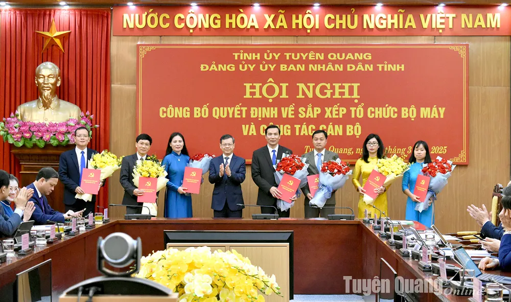 Đồng chí Nguyễn Văn Sơn, Phó Bí thư Tỉnh ủy, Bí thư Đảng ủy UBND tỉnh, Chủ tịch UBND tỉnh trao Quyết định bổ nhiệm lãnh đạo các ban Đảng UBND tỉnh Đồng chí Nguyễn Văn Sơn, Phó Bí thư Tỉnh ủy, Bí thư Đảng ủy UBND tỉnh, Chủ tịch UBND tỉnh trao Quyết định bổ nhiệm lãnh đạo các ban Đảng UBND tỉnh
