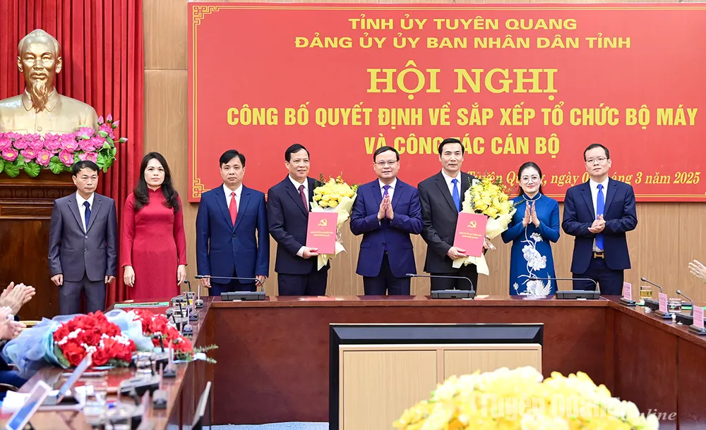 Đồng chí Nguyễn Mạnh Tuấn, Ủy viên BTV Tỉnh ủy, Phó Bí thư Thường trực Đảng ủy UBND tỉnh, Phó Chủ tịch Thường trực UBND tỉnh trao Quyết định thành lập các chi bộ cơ sở Đồng chí Nguyễn Mạnh Tuấn, Ủy viên BTV Tỉnh ủy, Phó Bí thư Thường trực Đảng ủy UBND tỉnh, Phó Chủ tịch Thường trực UBND tỉnh trao Quyết định thành lập các chi bộ cơ sở