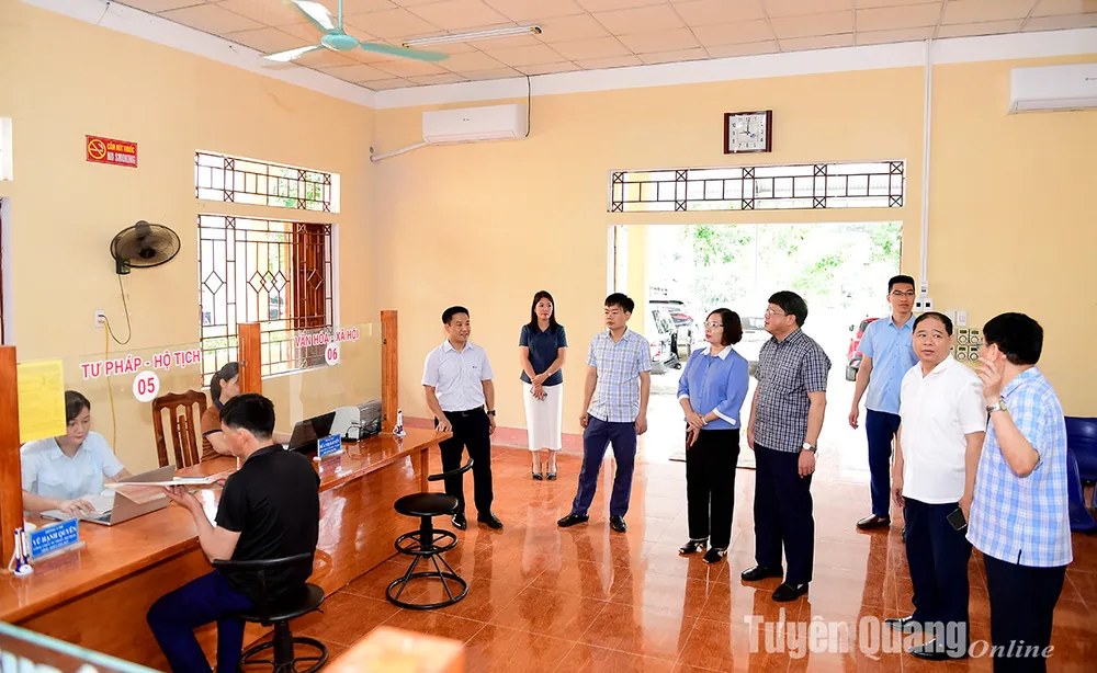 Tổ công tác số 4 của tỉnh kiểm tra cơ sở vật chất tại xã Thái Hòa. Ảnh: Quốc Việt Tổ công tác số 4 của tỉnh kiểm tra cơ sở vật chất tại xã Thái Hòa. Ảnh: Quốc Việt