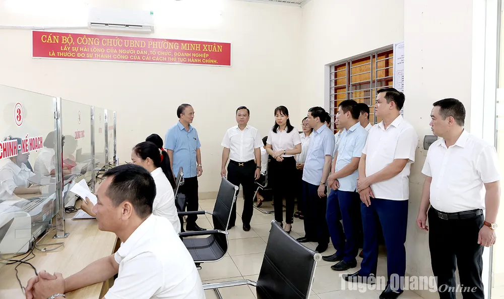 Tổ công tác số 7 kiểm tra công tác vận hành thử nghiệm Trung tâm Phục vụ hành chính công phường Minh Xuân. Ảnh: Lý Thu Tổ công tác số 7 kiểm tra công tác vận hành thử nghiệm Trung tâm Phục vụ hành chính công phường Minh Xuân. Ảnh: Lý Thu